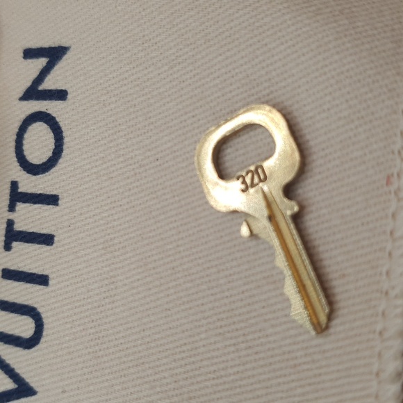 Auth 💜Louis Vuitton #320 lock& key 🔐W/ NEW Bling fashion bag charm. - Picture 6 of 7